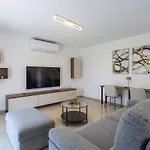 Luxurious With Pool بيت للعطل