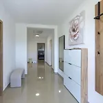 Luxurious With Pool بيت للعطل