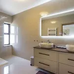 بيت للعطل Luxurious With Pool