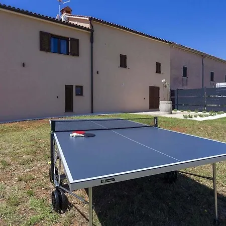 Luxurious With Pool Vikendica