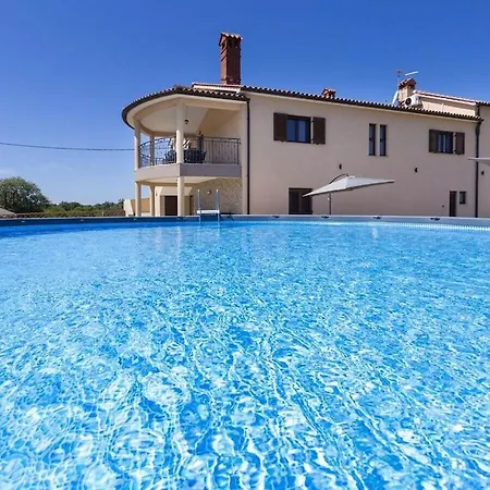 Luxurious With Pool *