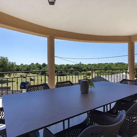 Holiday home Luxurious With Pool Barban