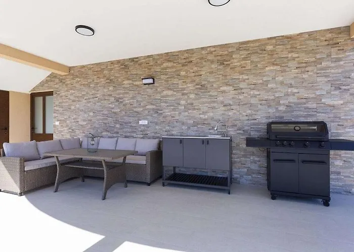 Luxurious With Pool Vikendica *