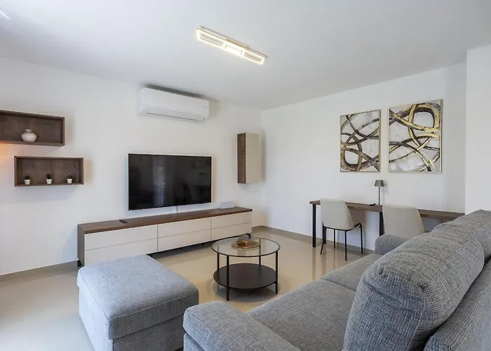 Luxurious With Pool Vikendica