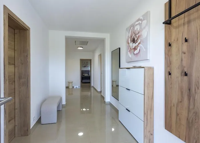 Luxurious With Pool Vikendica