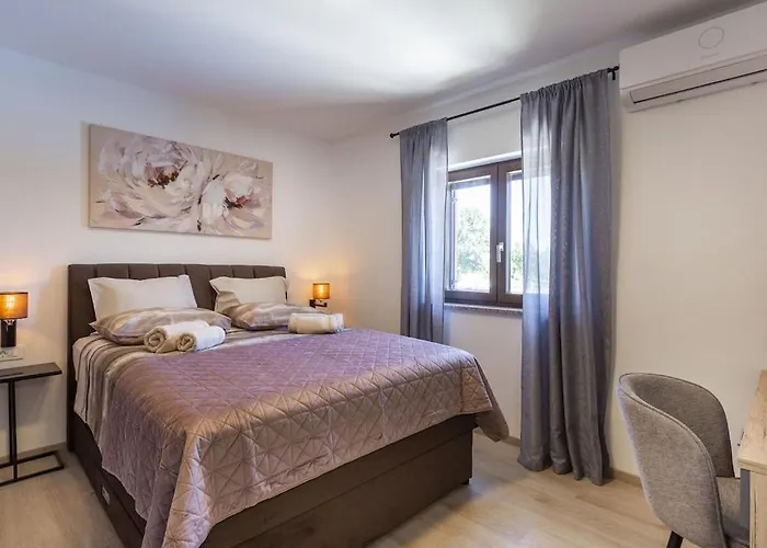 Luxurious With Pool *