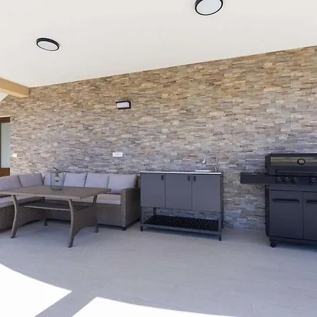 Luxurious With Pool Semesterbostad *