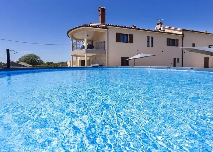 Luxurious With Pool *