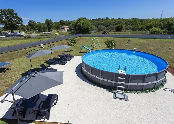 Luxurious With Pool Semesterbostad *