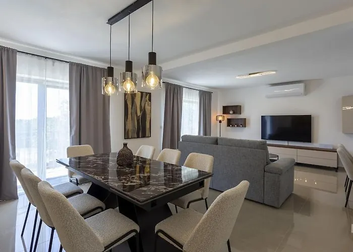 Semesterbostad Luxurious With Pool