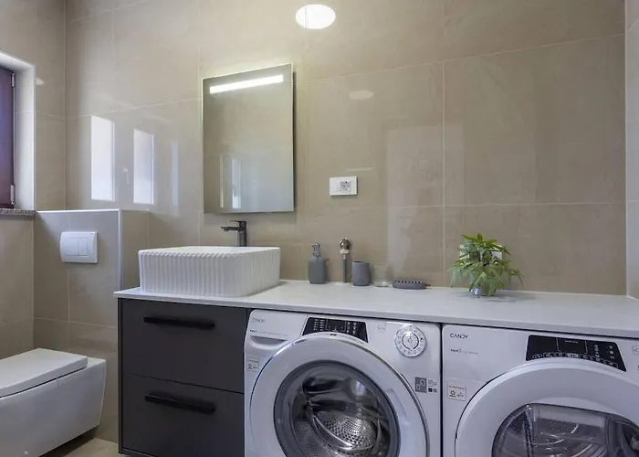 Luxurious With Pool Semesterbostad