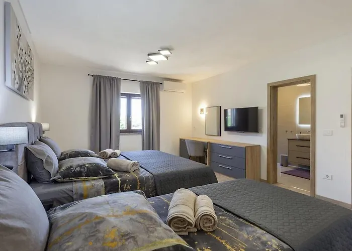 Luxurious With Pool Semesterbostad