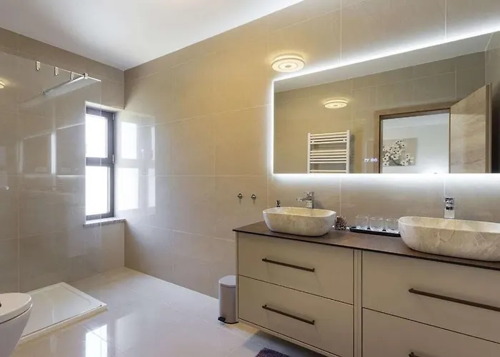 Semesterbostad Luxurious With Pool